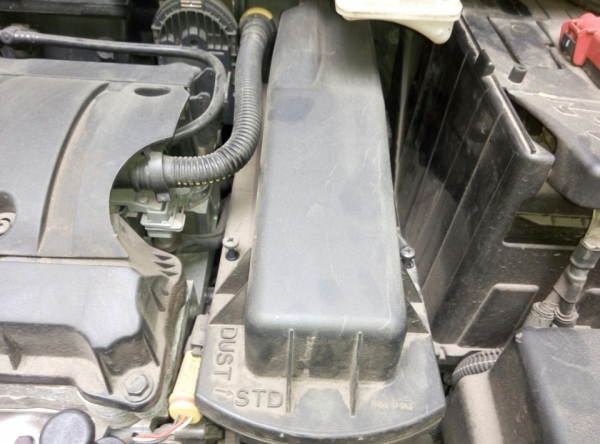Как заменить воздушный фильтр Peugeot 408 Diesel своими руками?