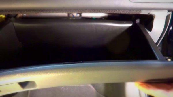 Как заменить салонный фильтр на автомобиле Honda Accord?