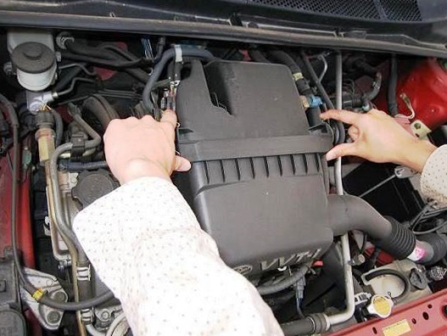 Как заменить воздушный фильтр на автомобиле Toyota Witz, Platz или Yaris своими руками?