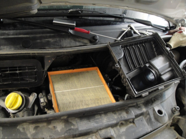 Как самостоятельно заменить воздушный фильтр на автомобиле Renault Trafic 2.0?