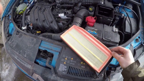 Как собственноручно заменить воздушный фильтр на автомобиле Renault Logan 2?