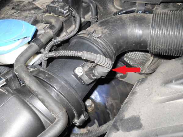 Как самостоятельно заменить воздушный фильтр на автомобиле Volkswagen Touareg?