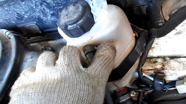 Как поменять охлаждающую жидкость в автомобиле Москвич 2141 своими руками?