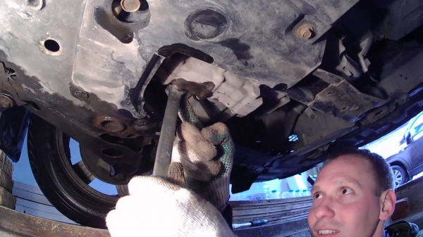 Как заменить масло в коробке передач Mitsubishi Lancer 9 своими руками?