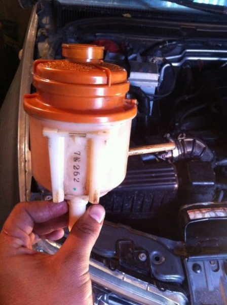 Как самостоятельно заменить жидкость гидроусилителя руля в автомобиле Suzuki Grand Bittar?