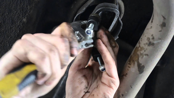 Как заменить масло в коробке передач автомобиля Škoda Felicia