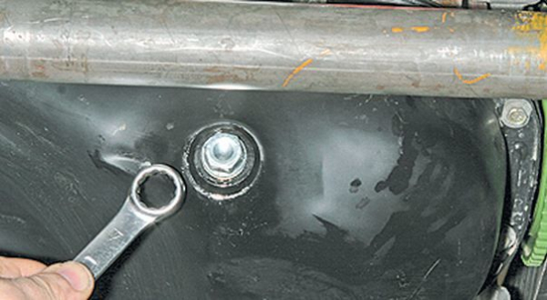 Как самостоятельно заменить масло в двигателе автомобиля Lada Priora?