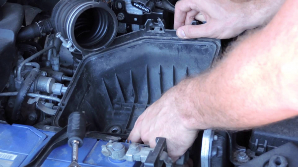 Как самостоятельно заменить воздушный фильтр на автомобиле Toyota Rover 4?