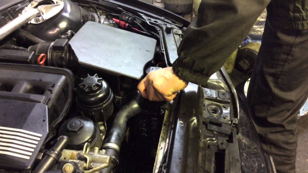Как заменить охлаждающую жидкость в BMW E53 вручную?