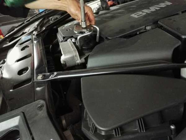 Как самостоятельно заменить масло в двигателе BMW F10?