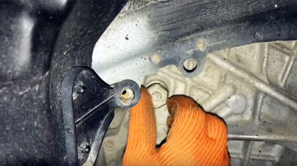 Как заменить масло в автоматической коробке передач в Toyota Camry своими руками?