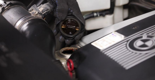 Как самостоятельно заменить масляный фильтр в автомобиле BMW X5 E53?
