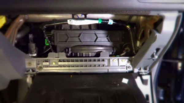 Как заменить салонный фильтр на автомобиле Honda Accord?