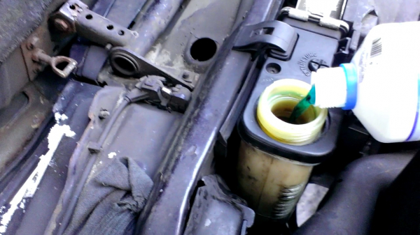 Как заменить охлаждающую жидкость в BMW E53 вручную?